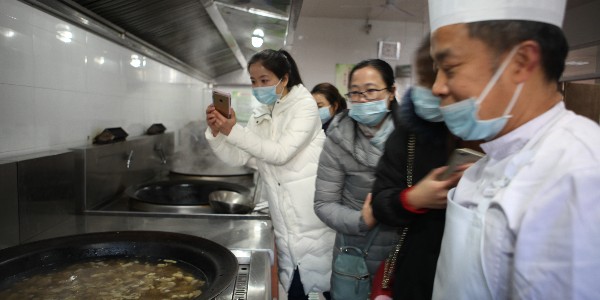 杭州學(xué)校廚房工程哪家可以做-做工程專業(yè)很重要（宇杰廚具）